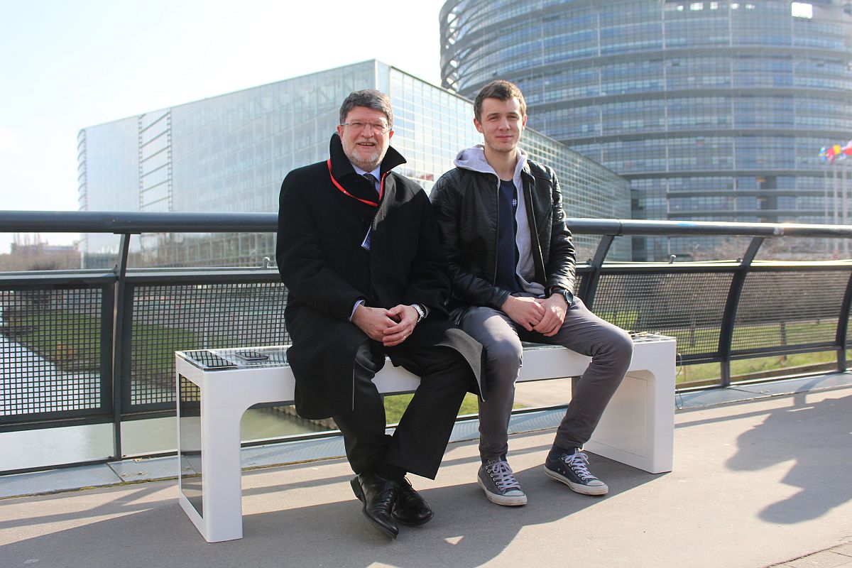 Solarna klupa Ivana Mrvoša prvi put izložena u Europi - ispred Europskog parlamenta