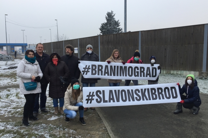 Nekoliko stotina Brođana blokiralo državnu granicu s BiH: 'ne odustajemo od borbe za čisti zrak!'