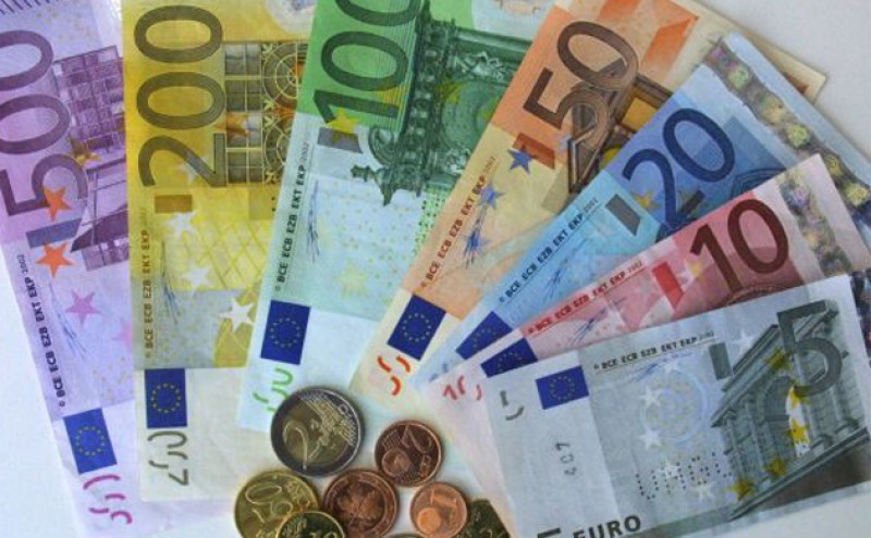 Uvesti euro kao službenu valutu ili ne?
