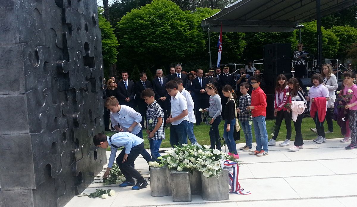 PREKINUTO DJETINJSTVO  U Slavonskom Brodu otkriven spomenik poginuloj djeci u Domovinskom ratu