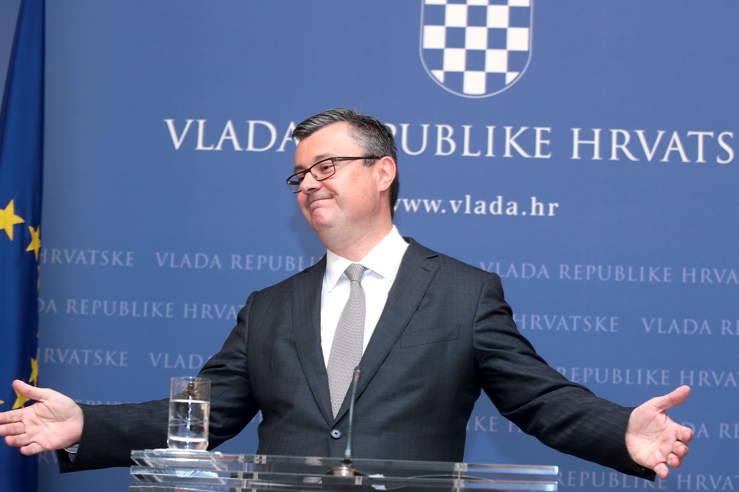 Premijer Orešković: 'vjerujem da Karamarko nije naštetio interesima Hrvatske, ja ću formirati tim za INA-u'