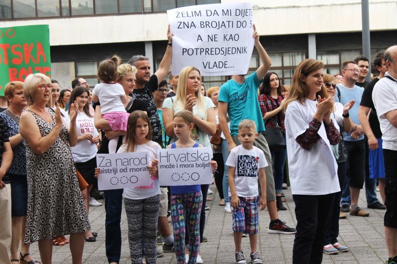 Deseci tisuća građana na prosvjedima diljem Hrvatske u znak potpore reformi obrazovanja