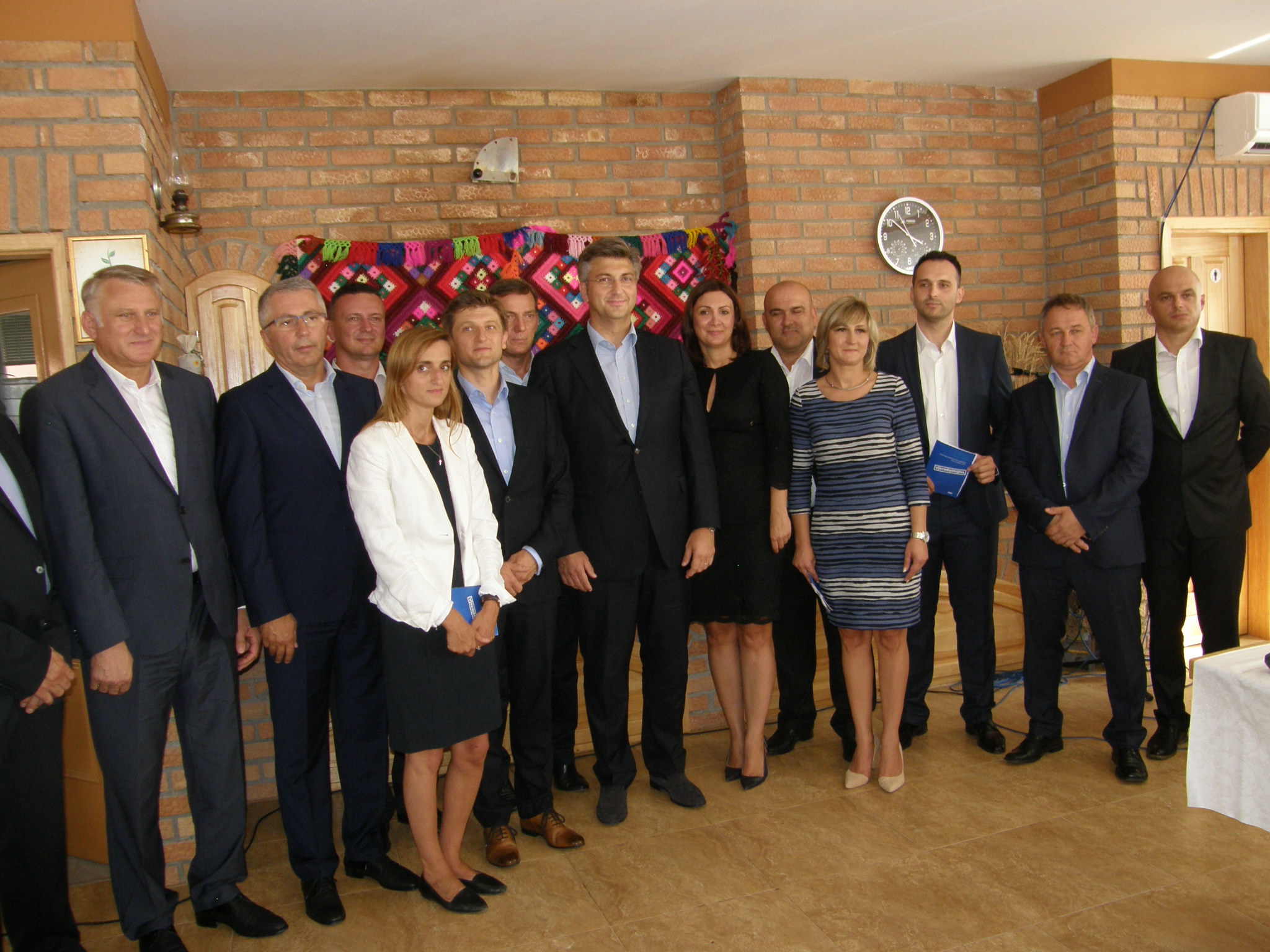 IZBORI 2016. - U fokusu izbornog programa HDZ-a gospodarska obnova Slavonije